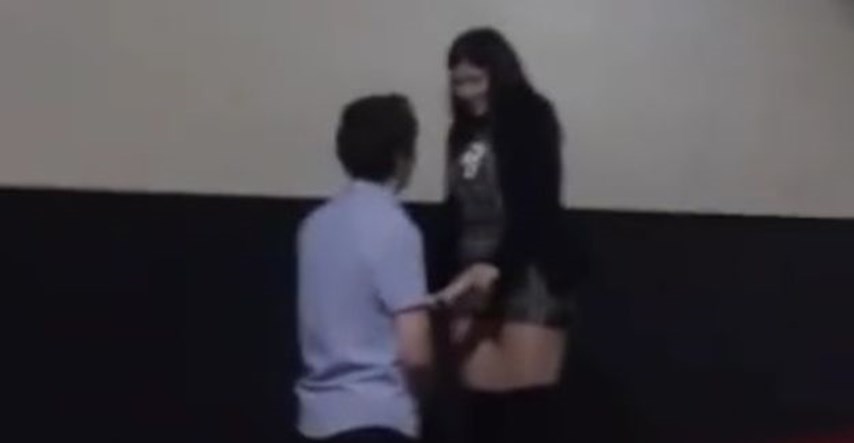 Hrabri mladić iz Tuzle zaprosio djevojku pred punim kinom, pogledajte kako je prošlo