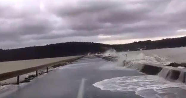 VIDEO Punih deset sati: Pogledajte kako se zbog velikih valova prelijevalo more u Istri