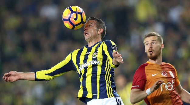 Van Persie s dva gola riješio veliki derbi Istanbula