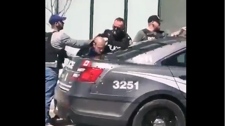 Snimljen trenutak hapšenja manijaka koji se kombijem zabio u pješake u Torontu