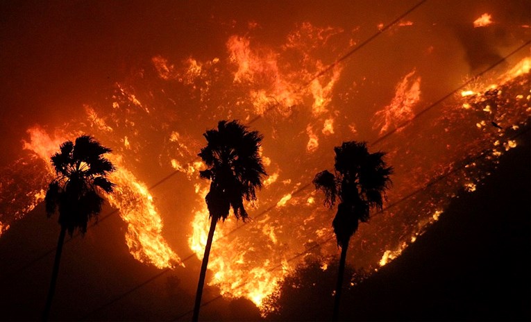 Deseci tisuća ljudi iz južne Kalifornije evakuirani zbog šumskog požara