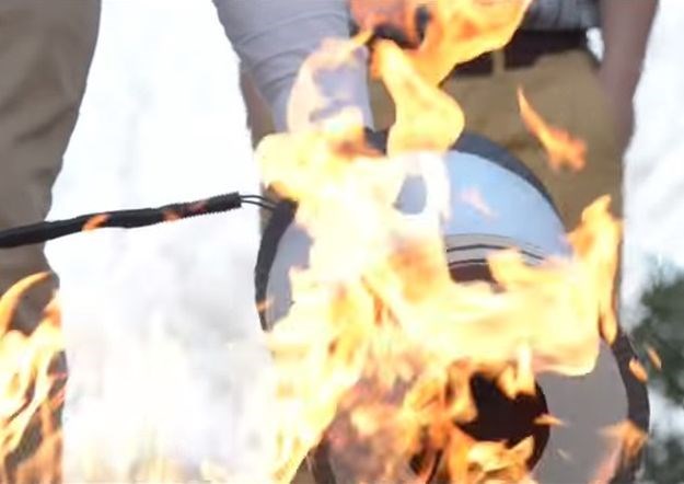 Pogledajte kako dvojica studenata gase požar koristeći - zvuk