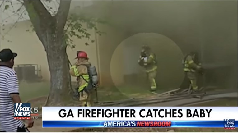 VIDEO Vatrogasac uhvatio bebu bačenu iz zapaljene zgrade