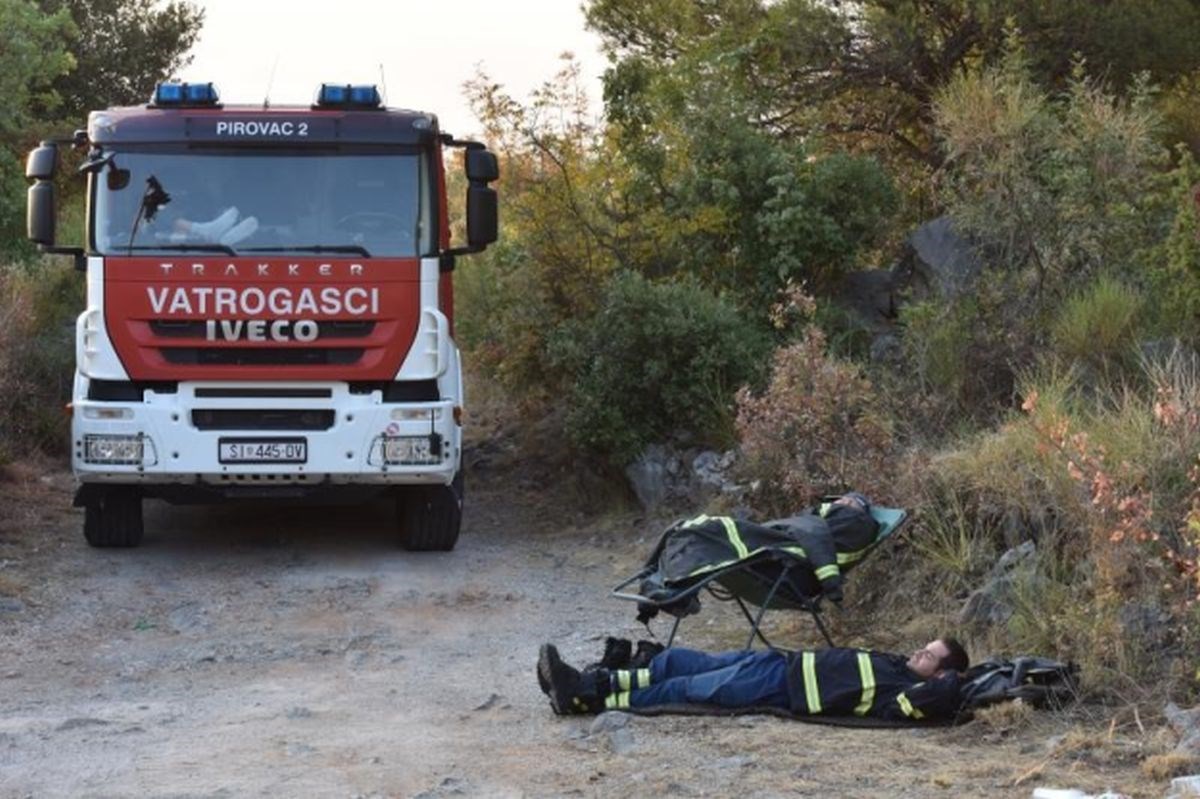 FOTO Vatrogasci odmaraju nakon neprospavane noći u Zatonu i Raslinama