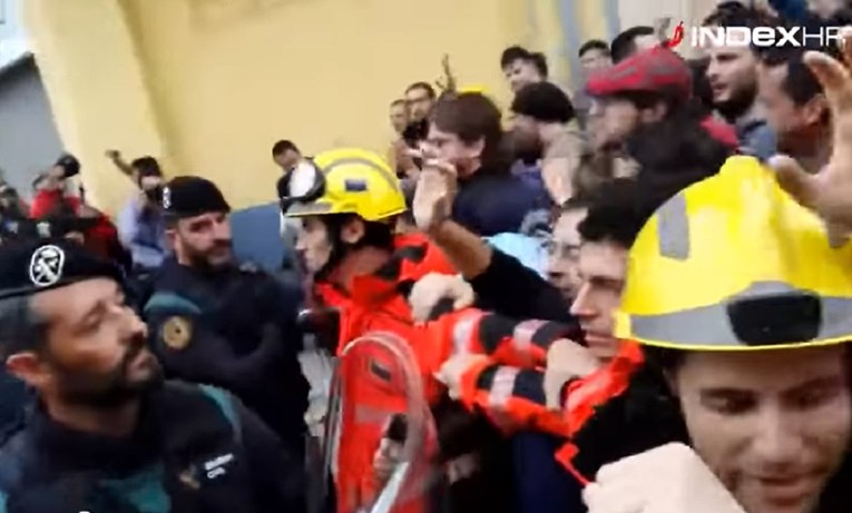 VIDEO Španjolska policija tuče katalonske vatrogasce koji čuvaju građane