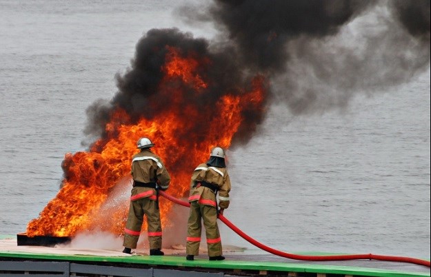 Izbio požar u pulskoj luci Delfin: Izgorjela jahta, dvije jedrilice i manja brodica