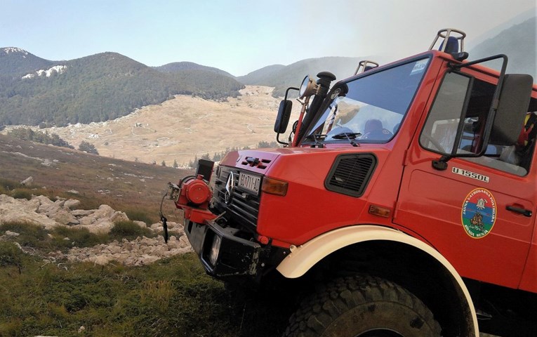 Požari u Lici: Zbog izdimljavanja vatrogasci još uvijek dežuraju