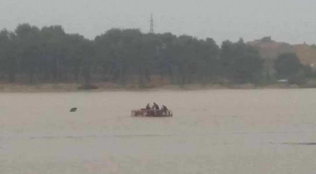 VIDEO Poplava zarobila vatrogasce u Ninu, spasili se penjanjem na krov vozila