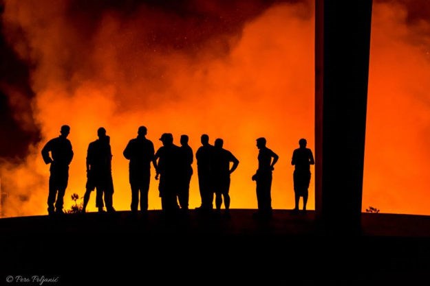 Zatvorio je svoj wine bar, otišao se boriti protiv požara i snimio nevjerojatne fotografije