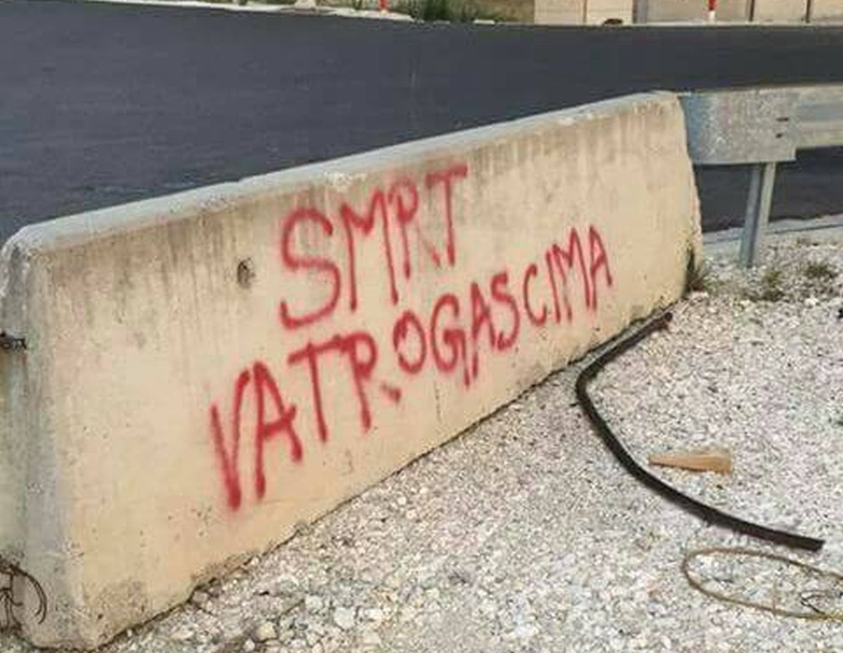"SMRT VATROGASCIMA" Kod Omiša osvanuo sramotan grafit