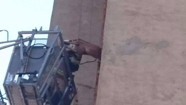Vatrogasci spasili psa koji je zapeo među rešetke na balkonu nebodera u Splitu
