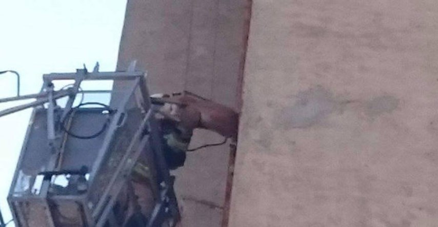 Vatrogasci spasili psa koji je zapeo među rešetke na balkonu nebodera u Splitu