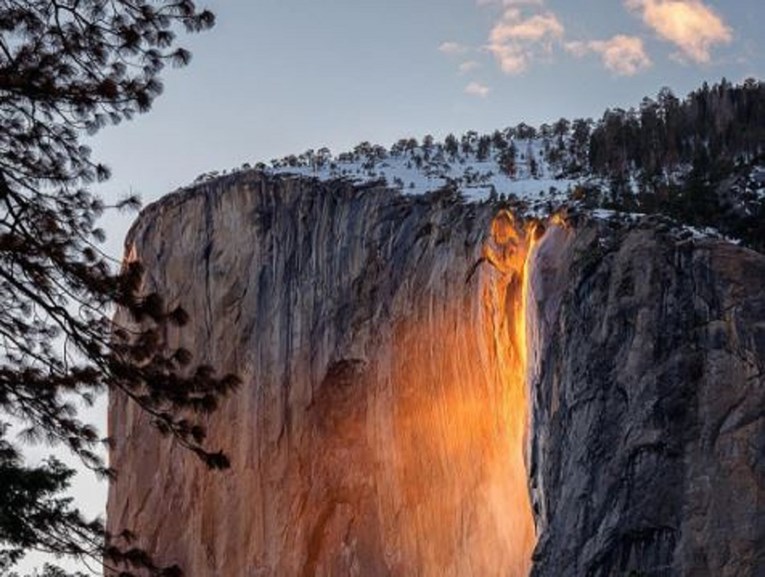FOTO Pogledajte fantastične fotke "vatrenog vodopada", prirodnog fenomena koji je očarao svijet