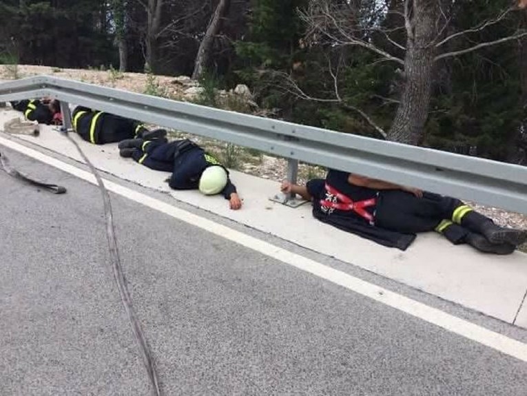O fotografiji usnulih vatrogasaca nakon intervencije priča pola Hrvatske: "Ovo su vaši heroji"