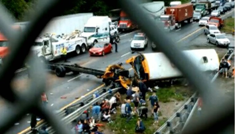 U sudaru školskog autobusa i kamiona u SAD-u poginule najmanje dvije osobe, deseci djece ozlijeđeni