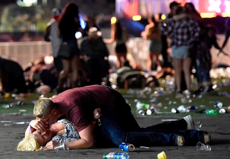 Otkriveno tko je heroj s viralne fotografije iz Vegasa koji je tijelom zaštitio ženu od metaka
