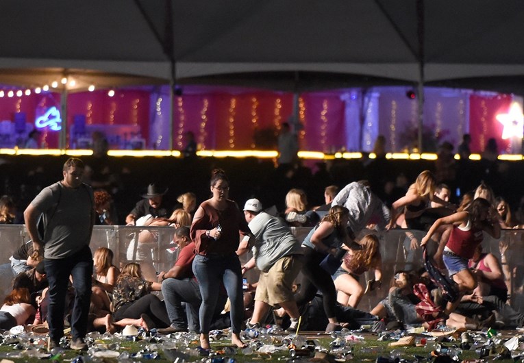 Očevidac pokolja u Las Vegasu: "Vidio sam ljude kako guraju prste u rane od metaka"
