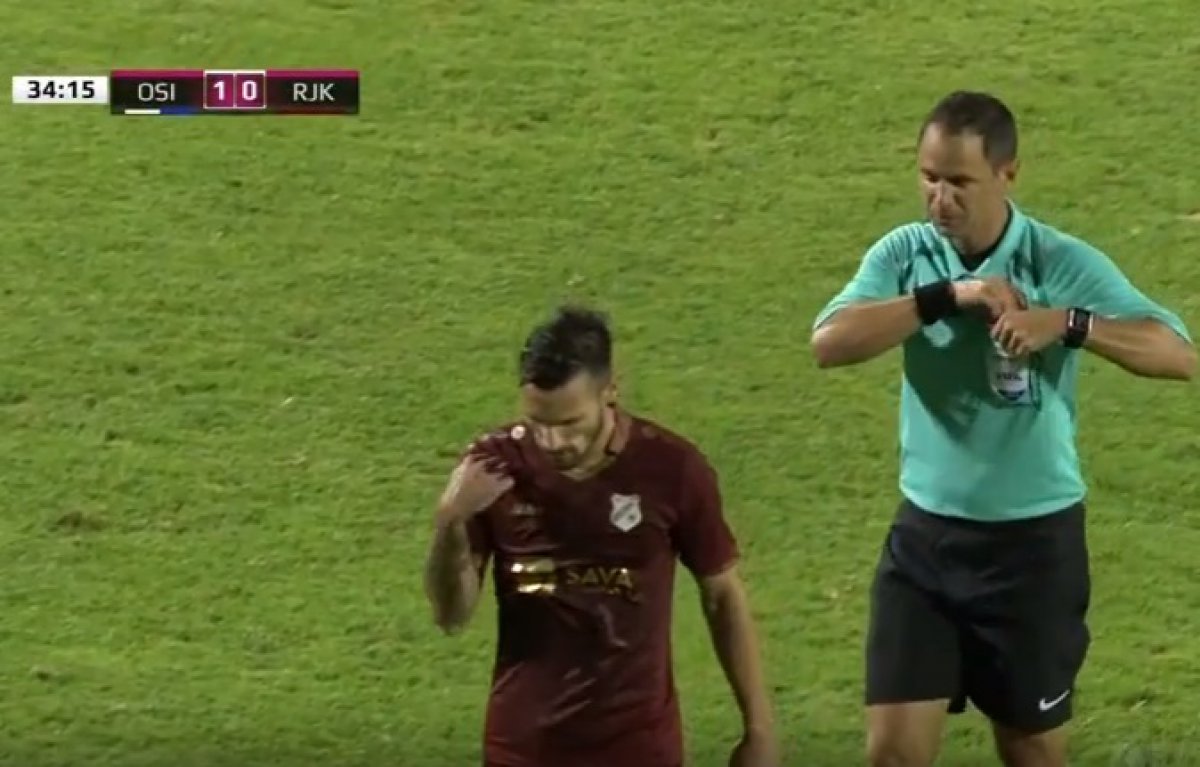 POGLEDAJTE VELIKU GLUPOST Vešović se u nevjerici križa jer propušta Dinamo zbog nevjerojatnog poteza
