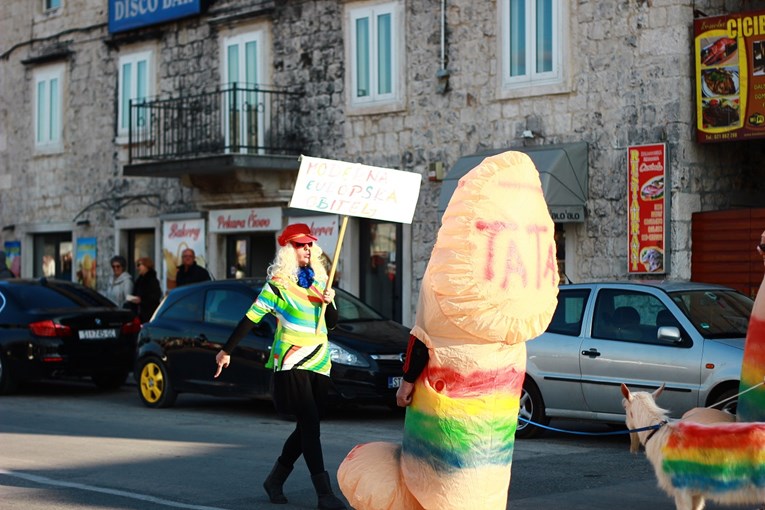 Na karnevalu u Trogiru vodili kozu obojanu u dugine boje: "Ja sam gay, a ovo su pederi"
