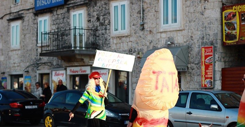 Na karnevalu u Trogiru vodili kozu obojanu u dugine boje: "Ja sam gay, a ovo su pederi"