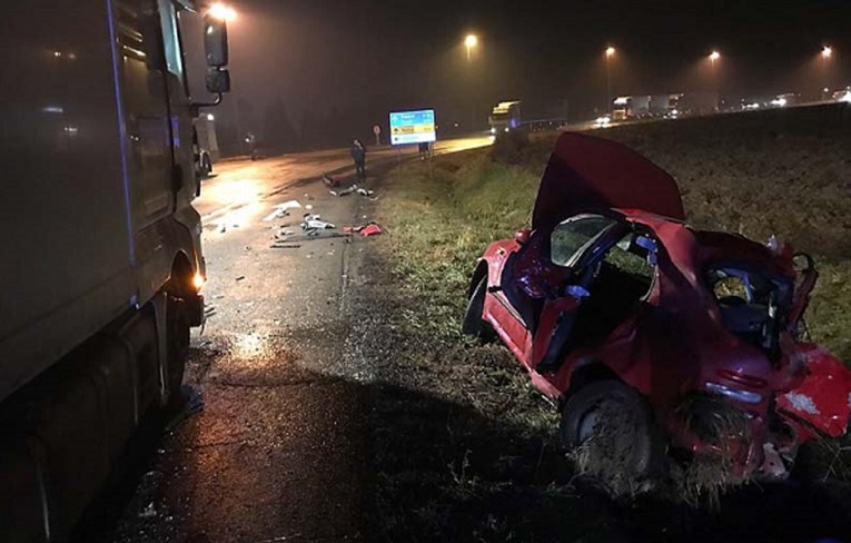Teška nesreća kod Osijeka, u sudaru auta s kamionom poginulo devetogodišnje dijete