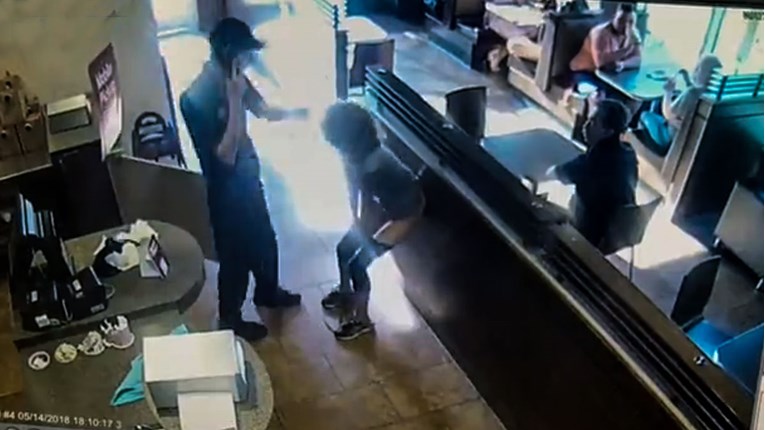 Kamera snimila odvratan moment kad se žena u fast foodu skinula, posrala i time gađala zaposlenika