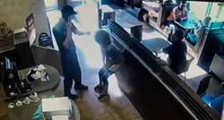 Kamera snimila odvratan moment kad se žena u fast foodu skinula, posrala i time gađala zaposlenika