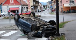 FOTO Pijan divljao autom po Požegi, zabio se u prometni znak i stablo pa završio na krovu