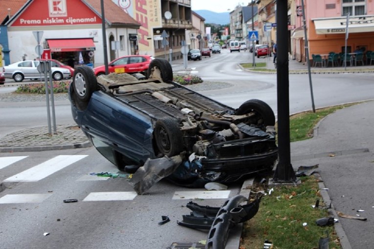 FOTO Pijan divljao autom po Požegi, zabio se u prometni znak i stablo pa završio na krovu