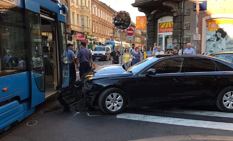 FOTO Milijan Brkić se autom zabio u tramvaj, prevezen je u bolnicu