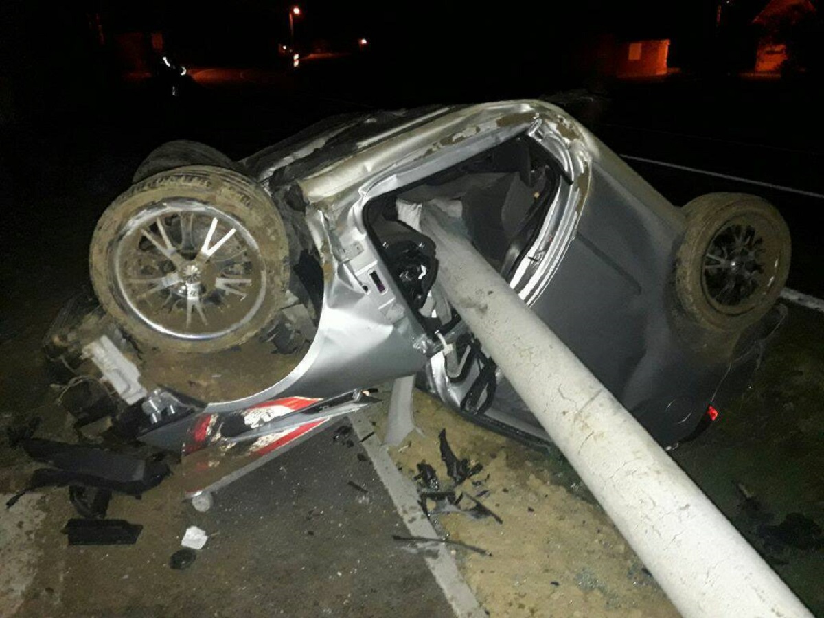 Teška prometna nesreća u Hampovici, jedna osoba poginula, auto se omotao oko stupa