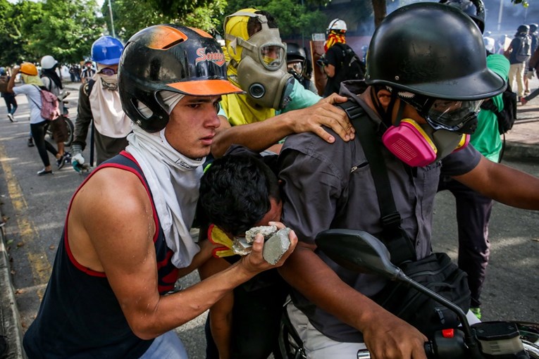 Više od 200 tisuća prosvjednika pokušava maknuti diktatora s vlasti u Venezueli