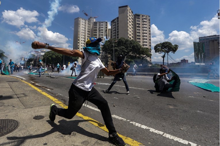 PROSVJEDI PROTIV DIKTATORA Tisuće ljudi se sukobilo s policijom u Venezueli