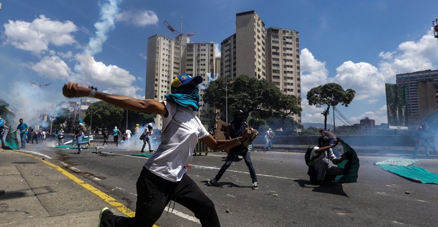 PROSVJEDI PROTIV DIKTATORA Tisuće ljudi se sukobilo s policijom u Venezueli