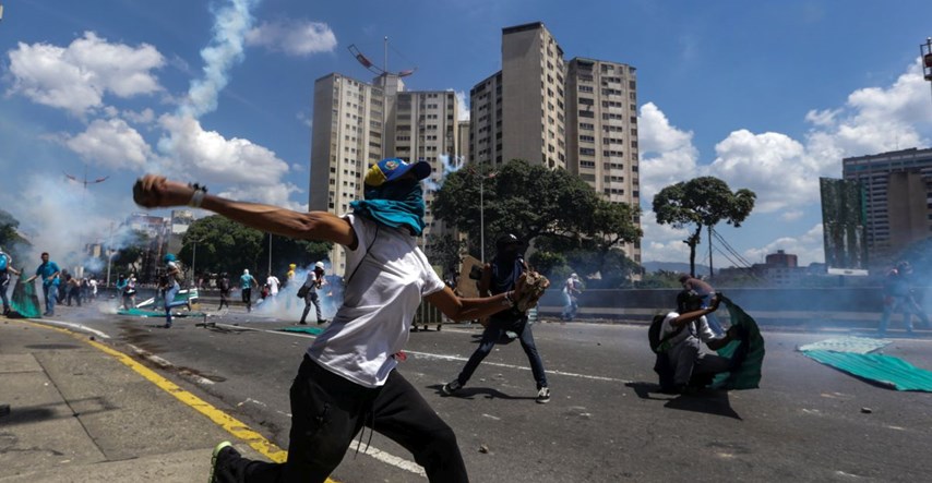 Politička kriza u Venezueli raste, tisuće ljudi izašlo je na ulice
