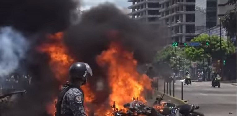 UZNEMIRUJUĆI VIDEO U sukobima između policije i prosvjednika u Venezueli najmanje 10 mrtvih