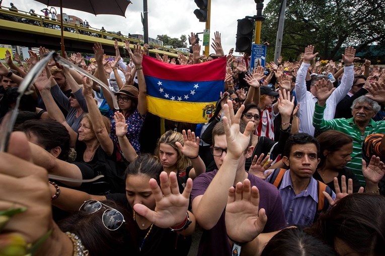 SAD zbog nereda evakuira obitelji zaposlenika veleposlanstva u Venezueli