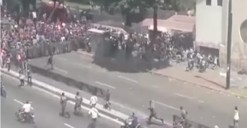 UZNEMIRUJUĆA SNIMKA U Venezueli ubijena prosvjednica protiv vlade, državi prijeti građanski rat