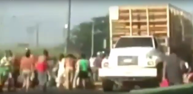 VIDEO Izgladnjeli stanovnici Venezuele zaustavili kamion i pokrali žive piliće