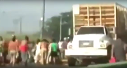 VIDEO Izgladnjeli stanovnici Venezuele zaustavili kamion i pokrali žive piliće