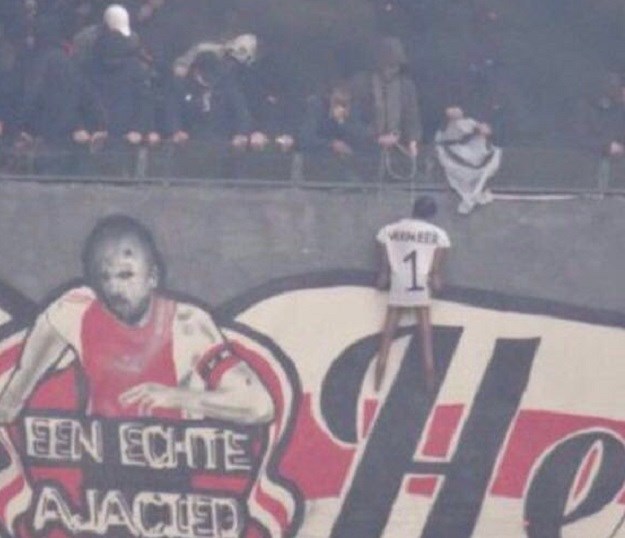 Gnjusno: Navijači Ajaxa "objesili" golmana koji je prešao u mrski Feyenoord