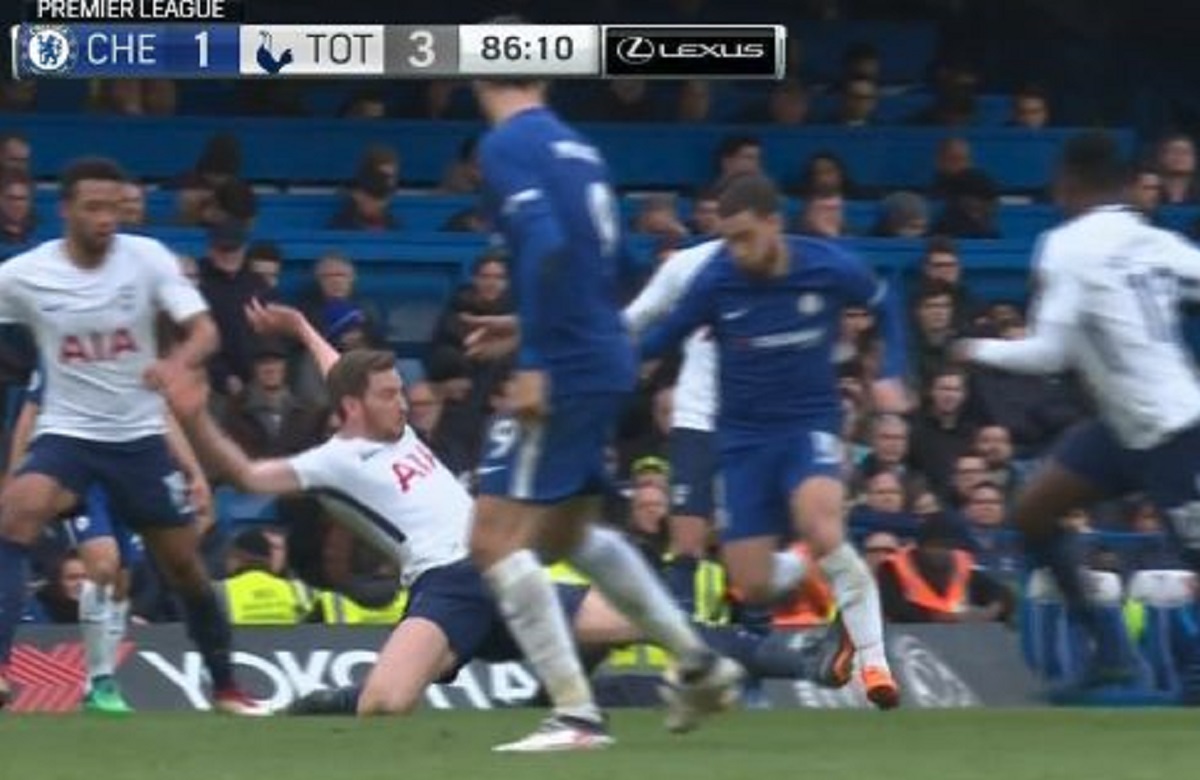 MOGAO GA JE SLOMITI Hazard žrtva brutalnog starta sunarodnjaka u londonskom derbiju