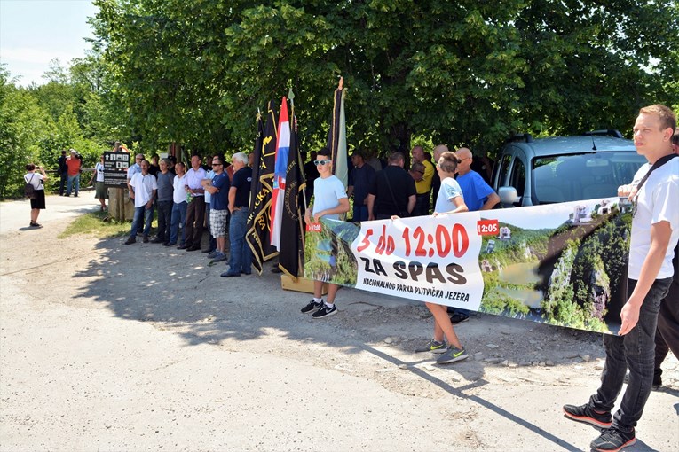 Veterani na Plitvicama prosvjedovali protiv apartmana, tijelima će braniti prolazak autobusa
