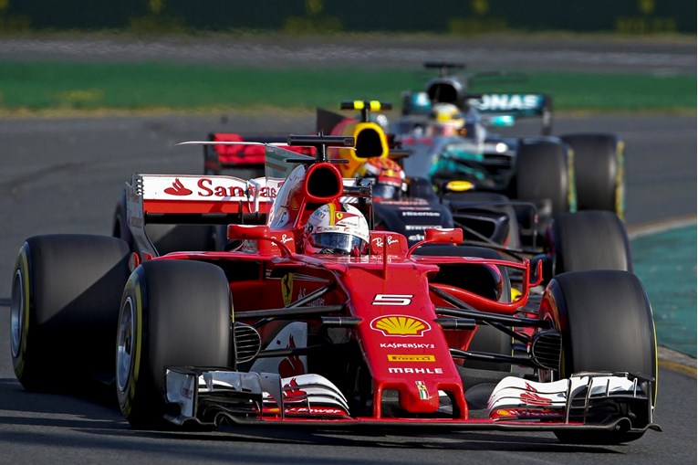 Vettel i Ferrari taktikom pobijedili Hamiltona i Mercedes