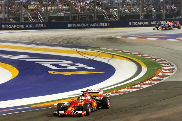 Vettel izbjegao gledatelja na stazi i slavio u Singapuru, Hamilton odustao