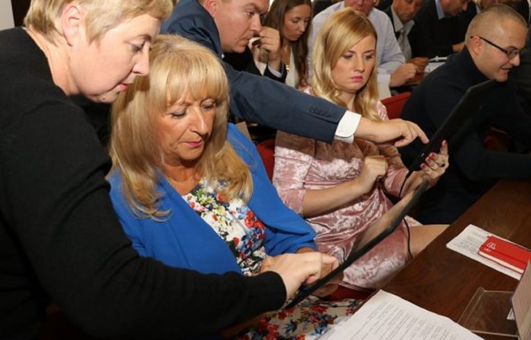 FOTO Podravski političari htjeli biti moderni pa su kupili tablete, nisu ih znali ni upaliti