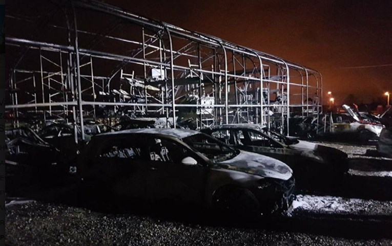 FOTO Usred noći izbio veliki požar u skladištu automobila u Svetoj Nedelji