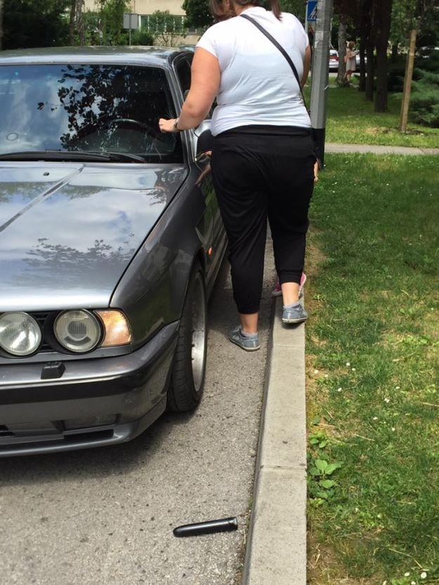 Tresli dekicu, ispao vibrator i razbio staklo na BMW-u parkiranom u zagrebačkim Gajnicama