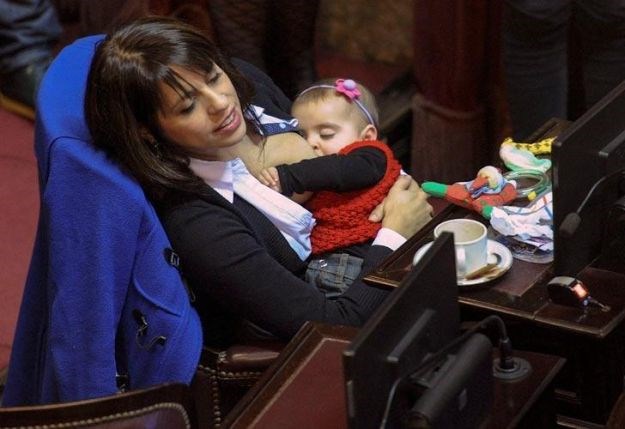 Političarka dojila bebu tijekom sjednice pa je proglasili uzorom svim ženama