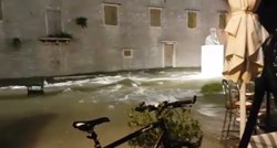 VIDEO Plimni val poharao Stari Grad na Hvaru, pogledajte kako nosi sve pred sobom